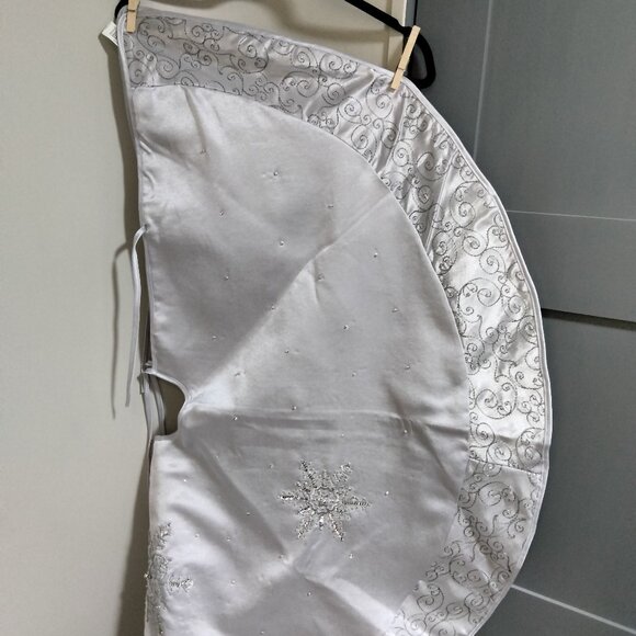 New Silver Beaded/Sequined Snowflake Tree Skirt - Picture 2 of 12